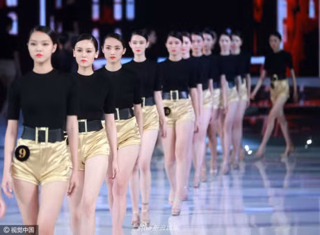Chuyen show biz: Hoa hau Thu Thao khoe vua tot nghiep Dai hoc - Anh 9