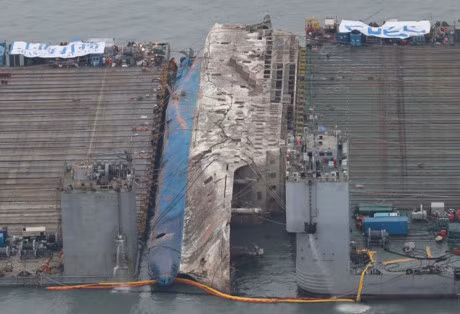 Can canh qua trinh truc vot pha Sewol nang gan 7.000 tan len mat nuoc - Anh 8