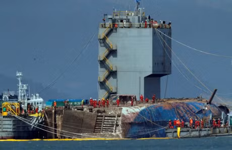 Can canh qua trinh truc vot pha Sewol nang gan 7.000 tan len mat nuoc - Anh 7