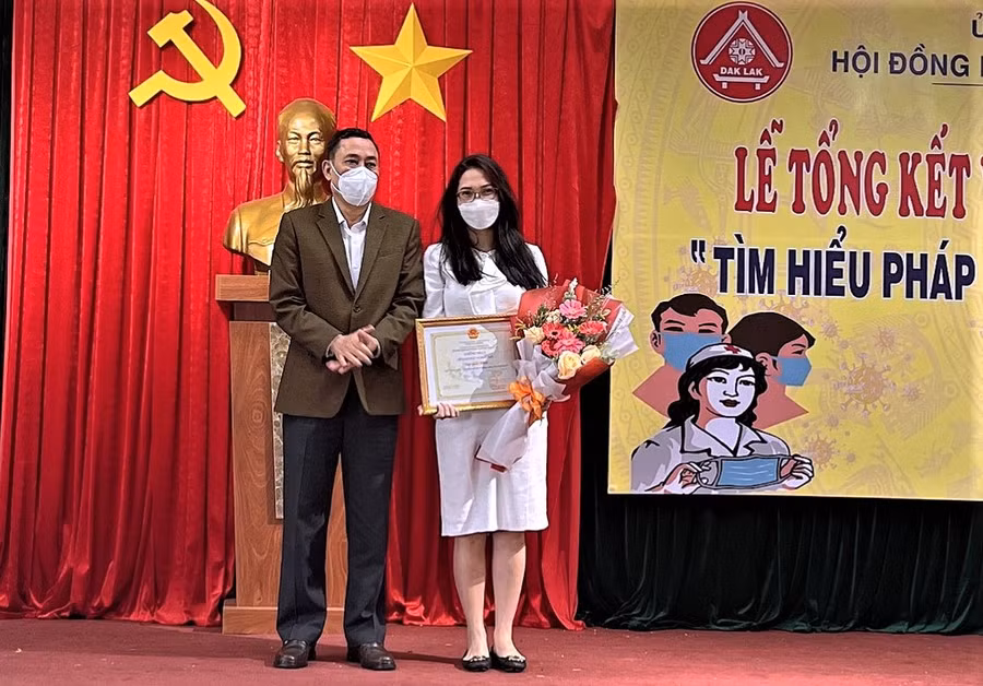 Bà Hoàng Thị Cẩm Vân đại diện Sở GD&amp;ĐT nhận Giải Nhất dành cho đơn vị chỉ đạo triển khai, hưởng ứng Cuộc thi tốt nhất.