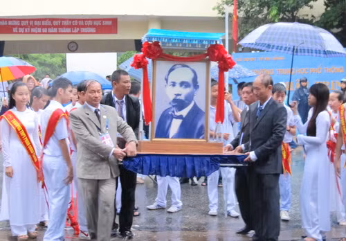 Lễ rước đuốc và di ảnh cụ Phan Châu Trinh từ nhà thờ cụ Phan Châu Trinh về trường v