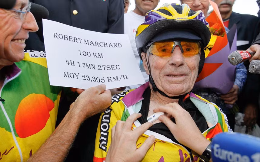 Những hình ảnh ấn tượng trong tuần ảnh 4 French centenarian Robert Marchand is congratualted at the outdoor Tete-d’Or Velodrome track in Lyon after he set a record for the fastest 100-year-old to cycle 100km. Marchand, who turns 101 on November 26, has been training every day for months in hopes of crossing the finish line in less than five hours. He cycled 100km in 4 hours 17 minutes and 27 seconds, at an average speed of 23.305km per hour.