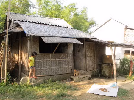 Nhà tạm của dân vạn chài cạnh mép sông