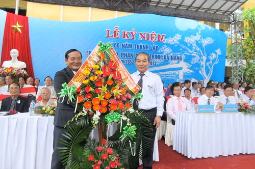 Trường THPT Phan Châu Trinh đón nhận Cờ thi đua của Chính phủ