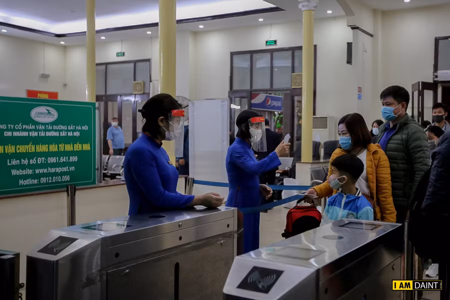 Trước tình hình dịch bệnh phức tạp, cho dù là chuyến tàu cuối cùng của năm nhưng mọi công tác phòng chống dịch vẫn được đảm bảo.