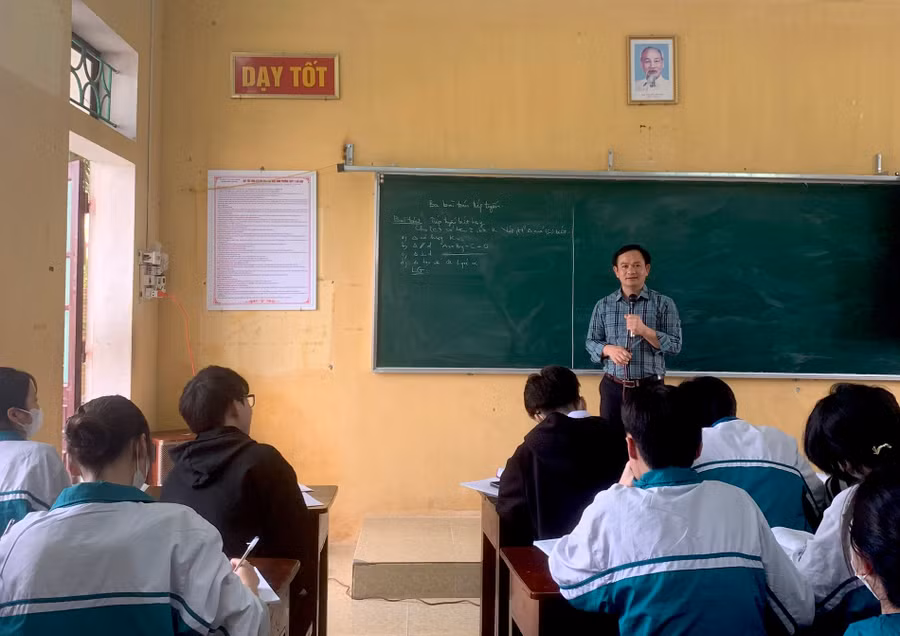 Thầy giáo Lại Văn Trưởng: Chúng tôi chú trọng dạy học theo kế hoạch và hệ thống hóa kiến thức cho học sinh. Thầy giáo Lại Văn Trưởng: Chúng tôi chú trọng dạy học theo kế hoạch và hệ thống hóa kiến thức cho học sinh.