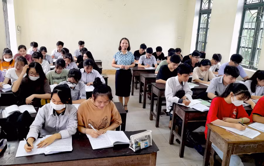 Giờ ôn tập môn Ngữ văn cho khối 12 của cô giáo Trần Thị Thúy Loan. Giờ ôn tập môn Ngữ văn cho khối 12 của cô giáo Trần Thị Thúy Loan.