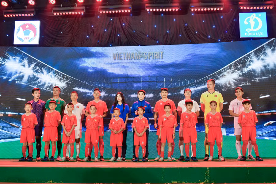 Những chiếc áo đấu, áo tập mới của đội tuyển Việt Nam sử dụng trong thời gian tới sẽ do thương hiệu Jogarbola - thuộc Tập đoàn thể thao Động Lực cung cấp.