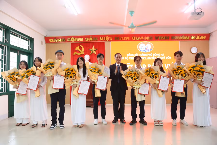 Ông Nguyễn Đăng Quang - Phó Bí thư Thường trực Tỉnh ủy Quảng Trị chúc mừng 9 đoàn viên ưu tú của Trường THPT chuyên Lê Quý Đôn được kết nạp Đảng. Ông Nguyễn Đăng Quang - Phó Bí thư Thường trực Tỉnh ủy Quảng Trị chúc mừng 9 đoàn viên ưu tú của Trường THPT chuyên Lê Quý Đôn được kết nạp Đảng.