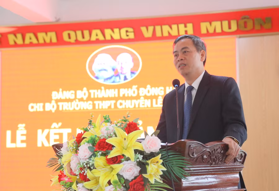 Phó Bí thư Thường trực Tỉnh ủy Quảng Trị phát biểu tại lễ kết nạp Đảng. Phó Bí thư Thường trực Tỉnh ủy Quảng Trị phát biểu tại lễ kết nạp Đảng.