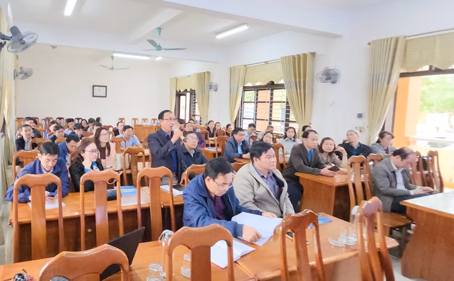 Các cán bộ công đoàn trao đổi ý kiến tại hội nghị.