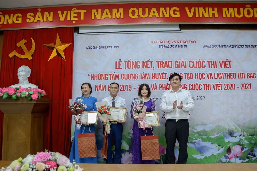 Trao giải Ba cho các tác phẩm đạt giải