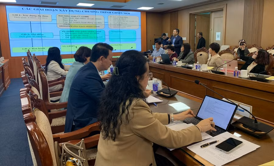 Viện trưởng Lê Anh Vinh trình bày báo cáo tiến độ thực hiện Chương trình GDMN mới.