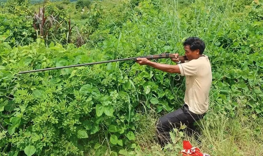 Ông Ksor Nô thực nghiệm hiện trường vụ việc.