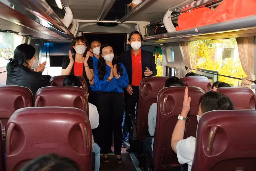 Đại diện Trung ương Đoàn và Bia Saigon tiễn người lao động về quê ăn tết.