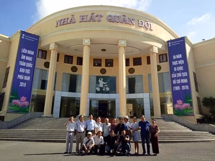 Nhạc sĩ Nguyễn Hưng cùng các văn, nghệ sĩ tham dự Liên hoan âm nhạc tại Thành phố Hồ Chí Minh năm 2019. Ảnh: NVCC