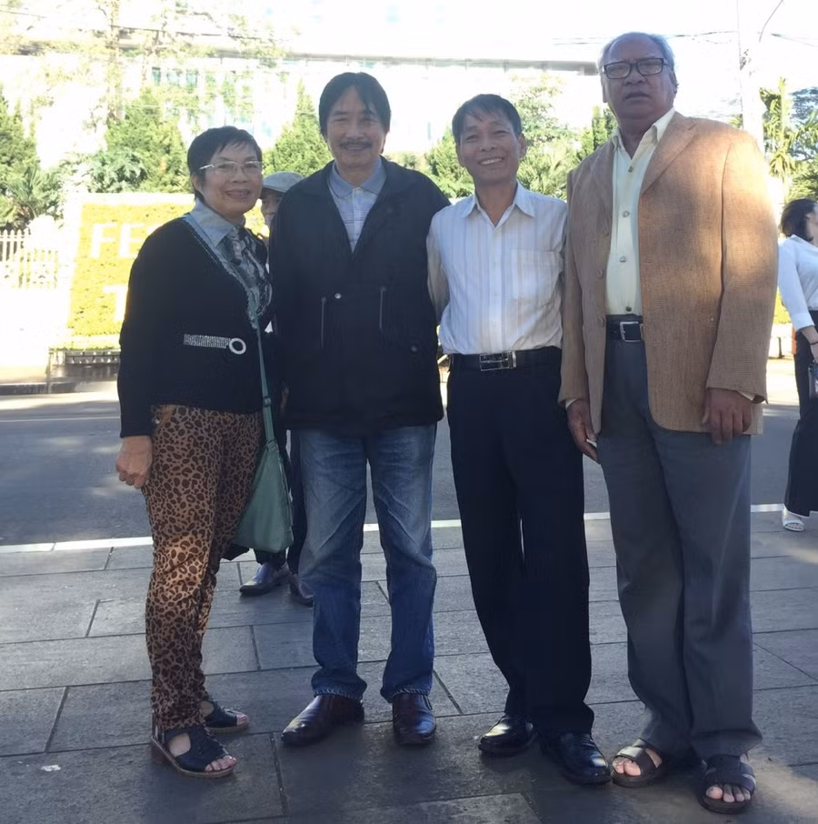 https://giaoducthoidai.vn/van-hoa/ca-khuc-du-thi-169-ve-tham-thay-cu-leJSQabGg.html?fbclid=IwAR1jVZxFGhvOPpI9ialQI1kN0CfC68D58I7_jeFcnBVQ8tNblFPgG1NwN30