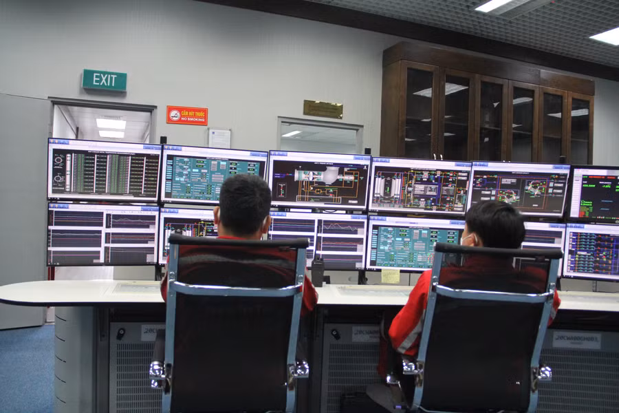 "Xác định được vai trò và nhiệm vụ của đơn vị, do vậy, chúng tôi không có “khái niệm” nghỉ lễ. Cứ đến ca trực là chúng tôi vào guồng quay công việc theo nhiệm vụ đã được giao", anh Nguyễn Văn Minh Anh - cán bộ phân xưởng vận hành, cho hay.