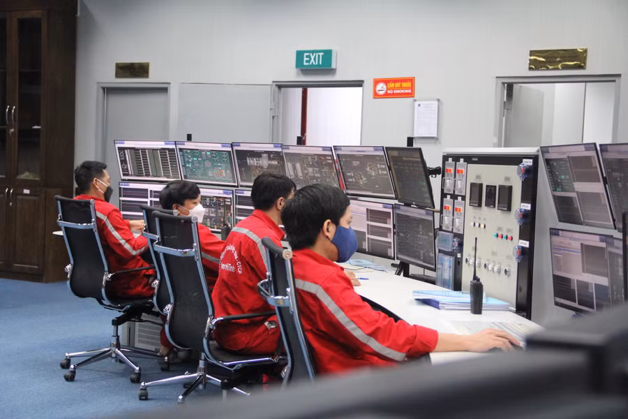 Phân xưởng vận hành của nhà máy Nhiệt điện Vũng Áng 1, được ví là “đầu não” lưới điện của doanh nghiệp. Trong ngày nghỉ lễ, cán bộ, công nhân phân xưởng vẫn duy trì nhịp nhàng các kíp trực. Tất cả thông số vận hành trên lưới được theo dõi sát sao nhằm hạn chế thấp nhất các sự cố xảy ra trong kỳ nghỉ lễ.