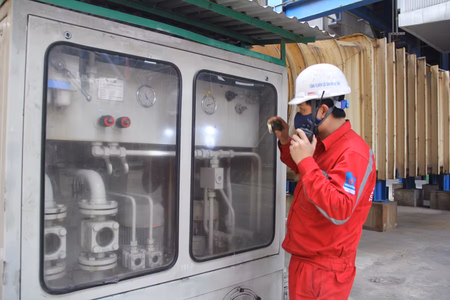 Hiện nay đang là mùa nắng nóng, cùng với nhu cầu sử dụng điện trong dịp lễ tăng cao, cán bộ, công nhân của nhà máy Nhiệt điện Vũng Áng 1 đang làm việc với tinh thần, trách nhiệm cao nhất, tiếp tục vận hành an toàn, ổn định tổ máy số 2.