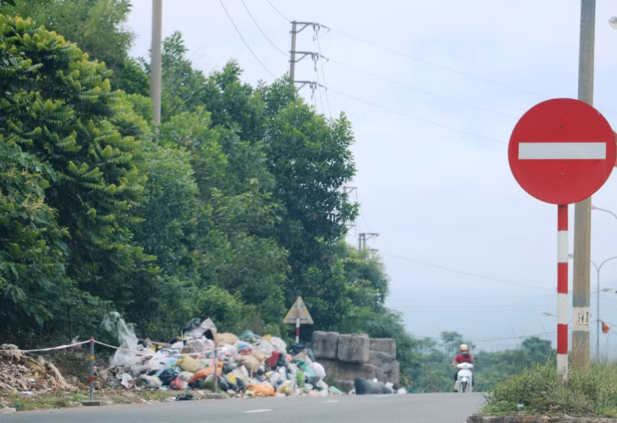 Không có nhà máy xử lý, rác thải được đổ tràn lan trên nhiều tuyến đường tại huyện Hương Khê