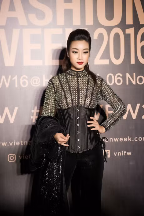 Cac nguoi dep mac corset thit chat vong eo - Anh 6