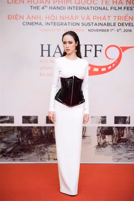 Cac nguoi dep mac corset thit chat vong eo - Anh 7