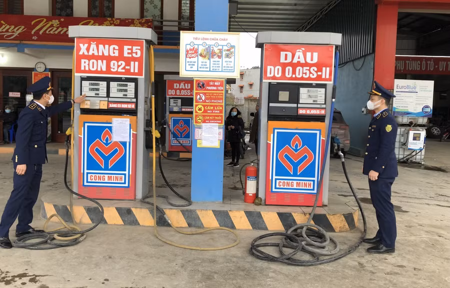6 cửa hàng kinh doanh xăng dầu trên địa bàn thành phố Hồ Chí Minh đã hoạt động trở lại sau thời gian treo biển tạm ngừng hoạt động do hết xăng.