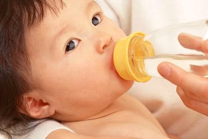 Cực nguy hiểm nếu cho trẻ sơ sinh uống nước lọc sai cách