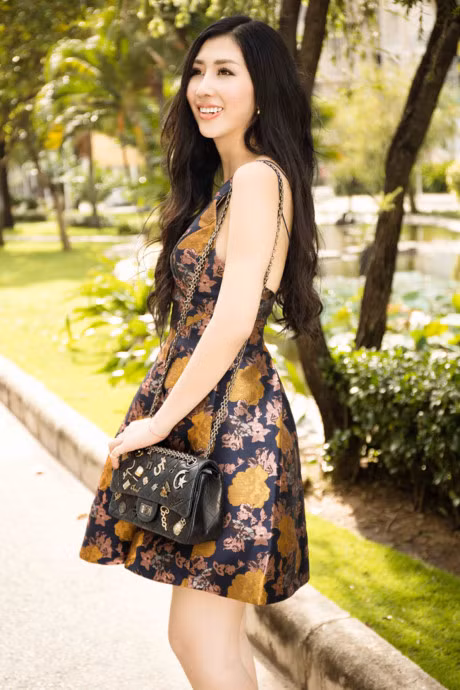 Hoa hau Dien anh Thanh Mai ruc ro duoi nang - Anh 8