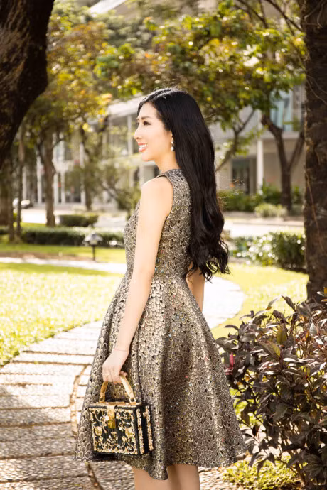Hoa hau Dien anh Thanh Mai ruc ro duoi nang - Anh 10