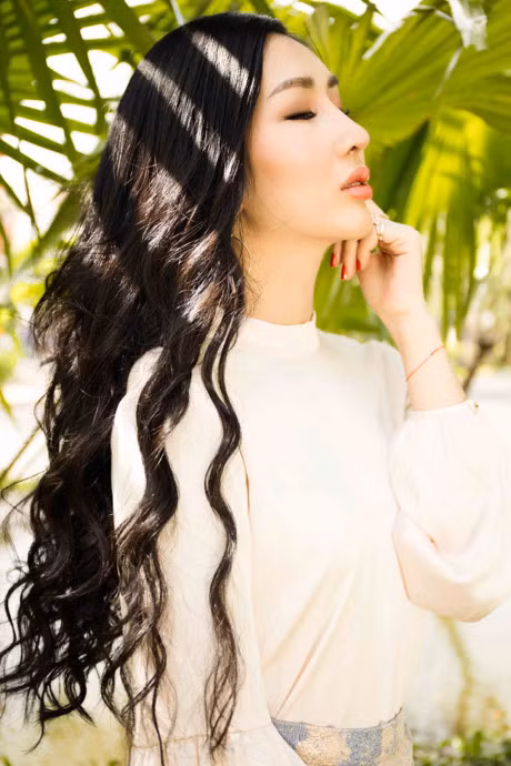 Hoa hau Dien anh Thanh Mai ruc ro duoi nang - Anh 1