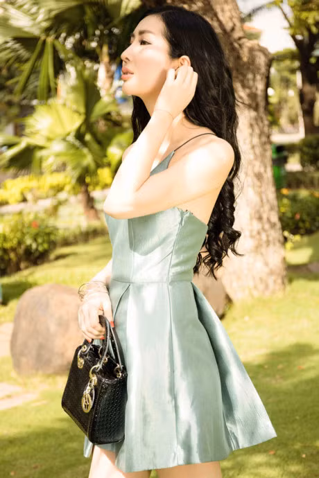 Hoa hau Dien anh Thanh Mai ruc ro duoi nang - Anh 7