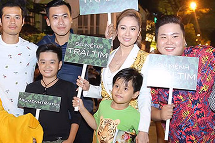 Con trai Thanh Thúy mẹ xuống phố 