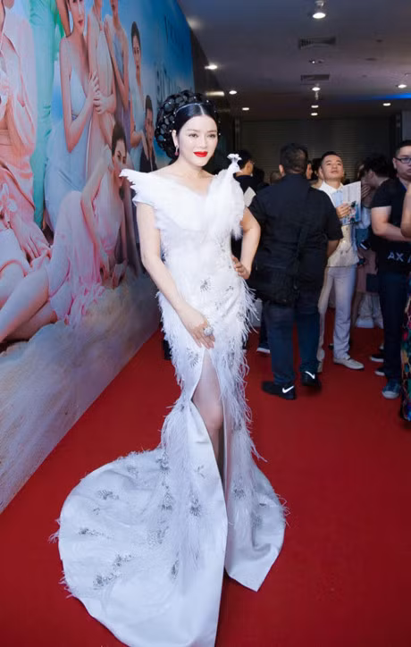 Sao Viet hoa than thanh thien nga long lay khien fan ngo ngan - Anh 10