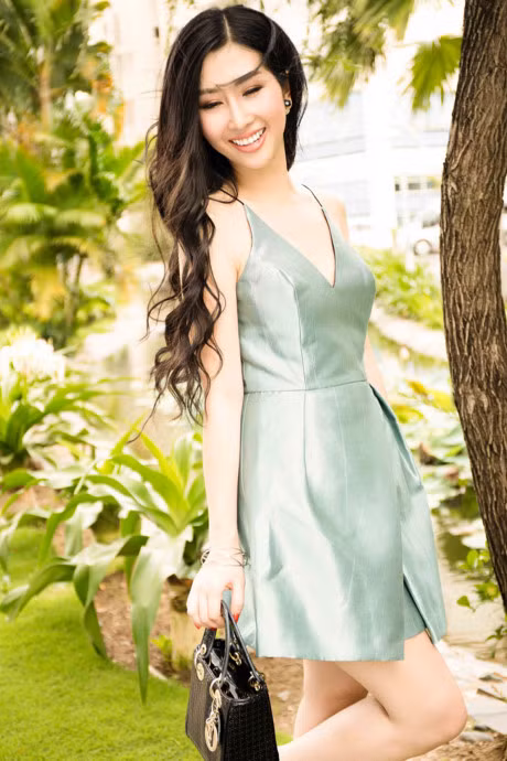 Hoa hau Dien anh Thanh Mai ruc ro duoi nang - Anh 5