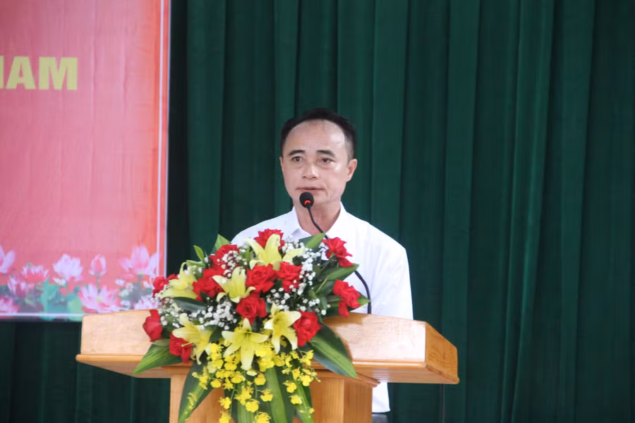 Thầy giáo Nguyễn Văn Quang - Hiệu trưởng trường THPT Cẩm Bình (Cẩm Xuyên, Hà Tĩnh).