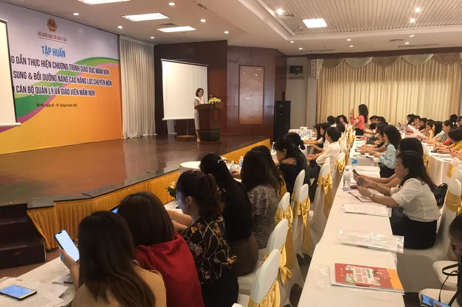 Hội nghị Tập huấn hướng dẫn việc thực hiện Chương trình giáo dục mầm non sau sửa đổi.