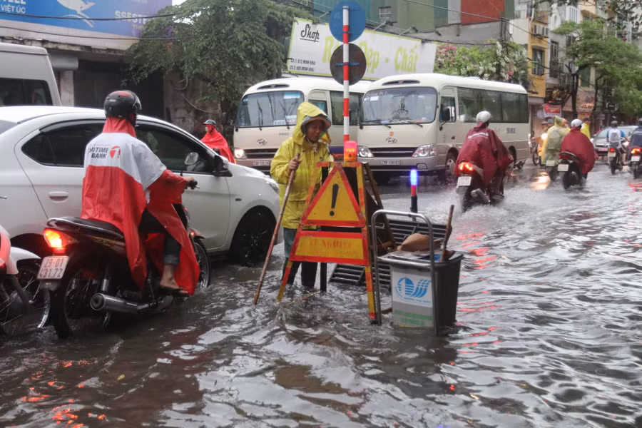 Nhiều điểm trên phố Minh Khai nước lên khá cao, người dân di chuyển rất khó khăn.