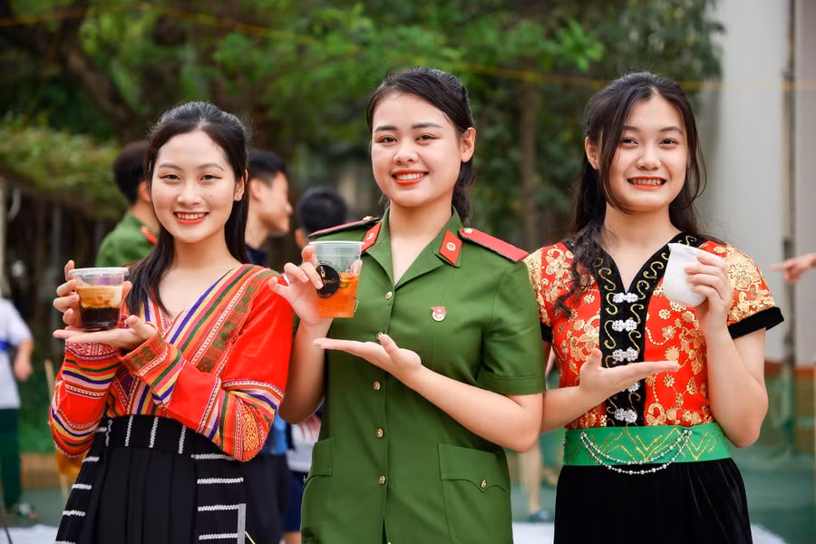 Bên cạnh đó hội trại cũng có nhiều hoạt động thú vị khác như: trưng bày gian hàng ẩm thực, giao lưu văn nghệ và đốt lửa trại,.... Mô hình Hội trại năm nay đã kết hợp được nhiều điểm nổi bật giữa truyền thống và hiện đại tạo ra nhiều sân chơi bổ ích cho đoàn viên thanh niên. Bên cạnh đó hội trại cũng có nhiều hoạt động thú vị khác như: trưng bày gian hàng ẩm thực, giao lưu văn nghệ và đốt lửa trại,.... Mô hình Hội trại năm nay đã kết hợp được nhiều điểm nổi bật giữa truyền thống và hiện đại tạo ra nhiều sân chơi bổ ích cho đoàn viên thanh niên.