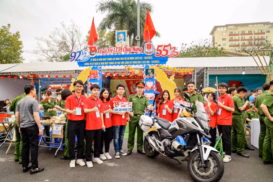 Tham gia hội trại năm nay có 20 gian trại đến từ các lớp các đơn vị khác nhau trong và ngoài học viện. Các gian trại đều được thầy và trò của học viện dành rất nhiều thời gian, tâm huyết, đầu tư công phu. Tham gia hội trại năm nay có 20 gian trại đến từ các lớp các đơn vị khác nhau trong và ngoài học viện. Các gian trại đều được thầy và trò của học viện dành rất nhiều thời gian, tâm huyết, đầu tư công phu.
