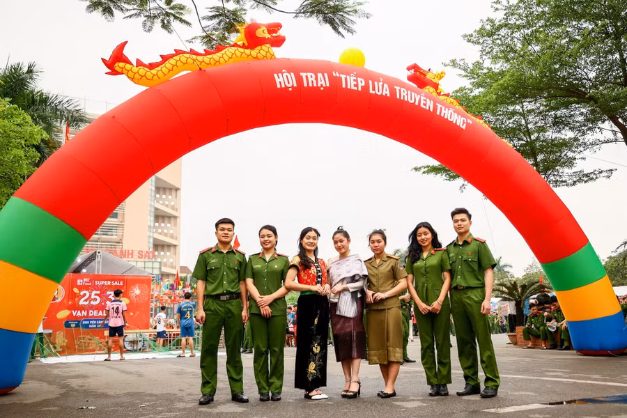 Hội trại thanh niên với chủ đề “Tiếp lửa truyền thống” nhận được sự hưởng ứng rất nhiệt tình của các học viên. Hội trại thanh niên với chủ đề “Tiếp lửa truyền thống” nhận được sự hưởng ứng rất nhiệt tình của các học viên.