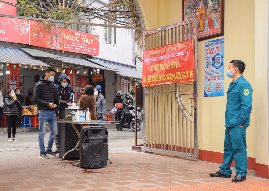 Người dân được khuyến cáo đeo khẩu trang đúng quy định, sát khuẩn tay và thực hiện nghiêm quy định 5K của Bộ Y tế.