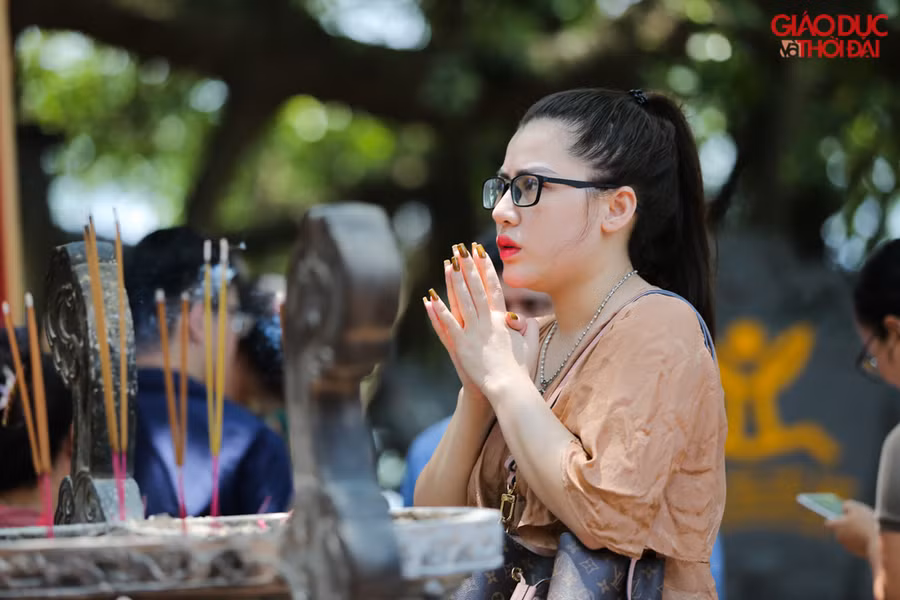 Tranh thủ buổi trưa, chị em dân văn phòng đã tới phủ Tây Hồ thành tâm lễ bái Tranh thủ buổi trưa, chị em dân văn phòng đã tới phủ Tây Hồ thành tâm lễ bái