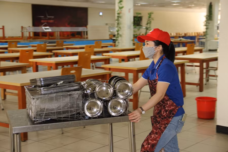 Khu nhà ăn được chia làm 2 khu vực chính và 6 điểm mua lẻ dịch vụ. Để đáp ứng nhu cầu thức ăn cho hơn 10.000 người, Công ty đã giao cho đơn vị thầu sẵn sàng phương án về thực phẩm và nhân lực để đáp ứng trong thời gian dài