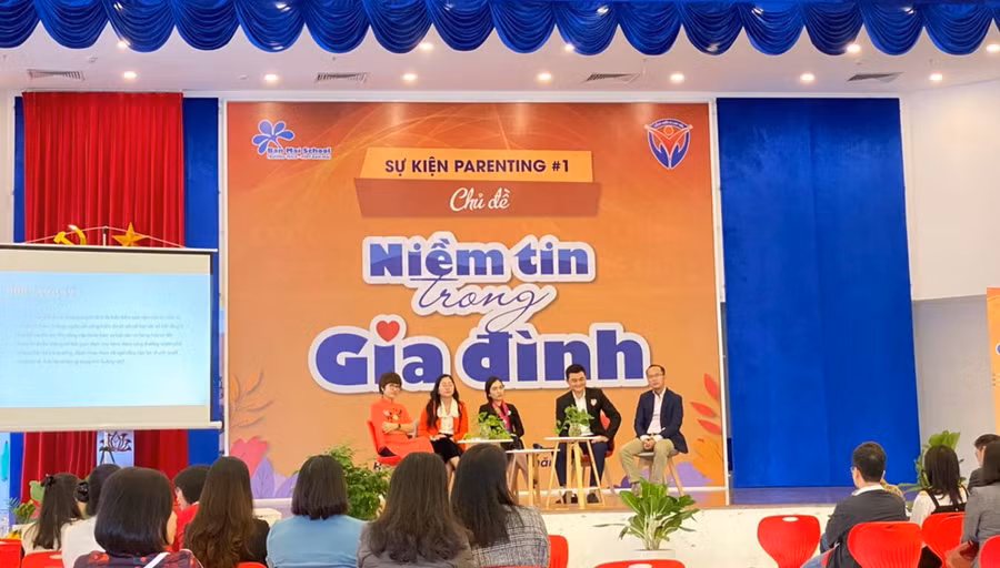 TS Nguyễn Thị Thanh Nga (thứ 3 từ phải qua trái) tham gia một sự kiện về giáo dục con cái