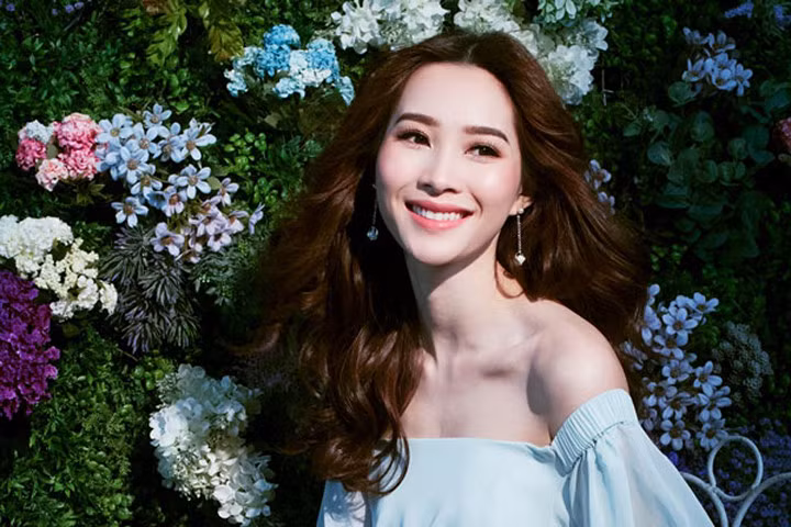 Ngẩn ngơ ngắm Đặng Thu Thảo e ấp, dịu dàng bên hoa