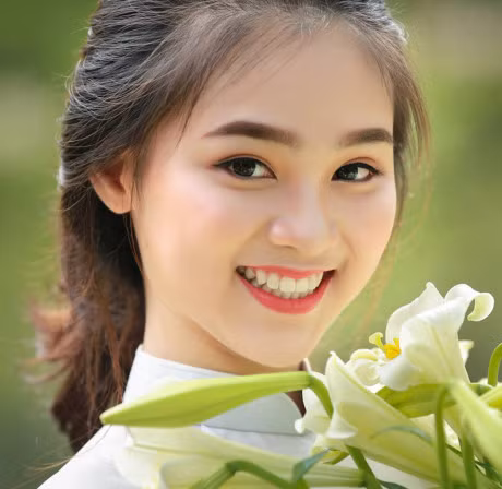 Thieu nu ben hoa loa ken ghi diem voi ve dep moc mac - Anh 2