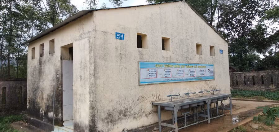 Khu vệ sinh Trường THCS xã Yên Hóa đã nhiều lần sửa chữa nhưng vẫn không đảm bảo vì thiết bị xuống câp.