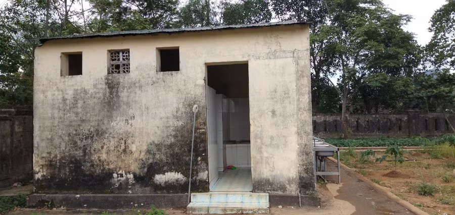 Nhà vệ sinh của Trường THCS xã Yên Hóa.